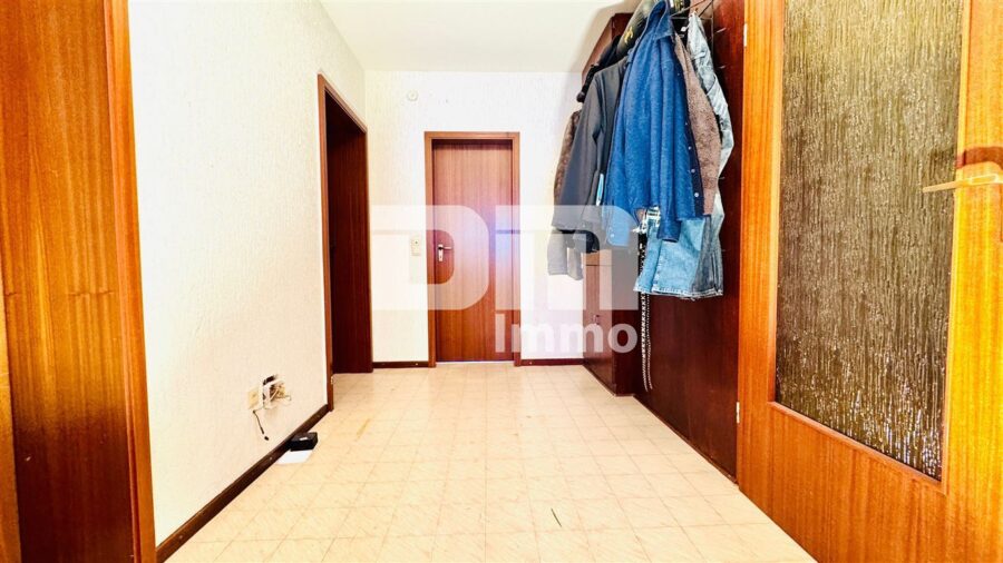 Umfangreich saniertes Zwei- bis Dreifamilienhaus mit Doppelgarage + Carport in idyllischer Lage - EG Flur / Diele WE1